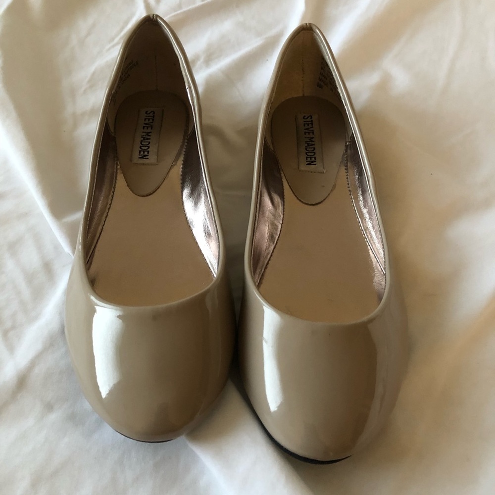 Adorable Steve Madden Neutral Flats